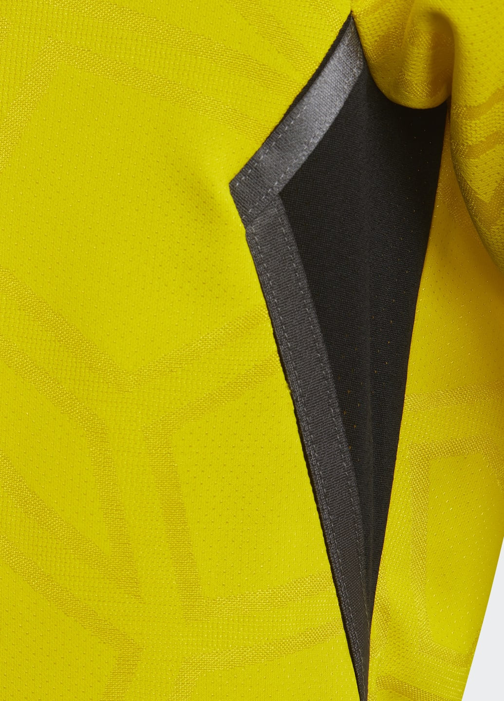 Жовта демісезонна футболка condivo 22 match day adidas