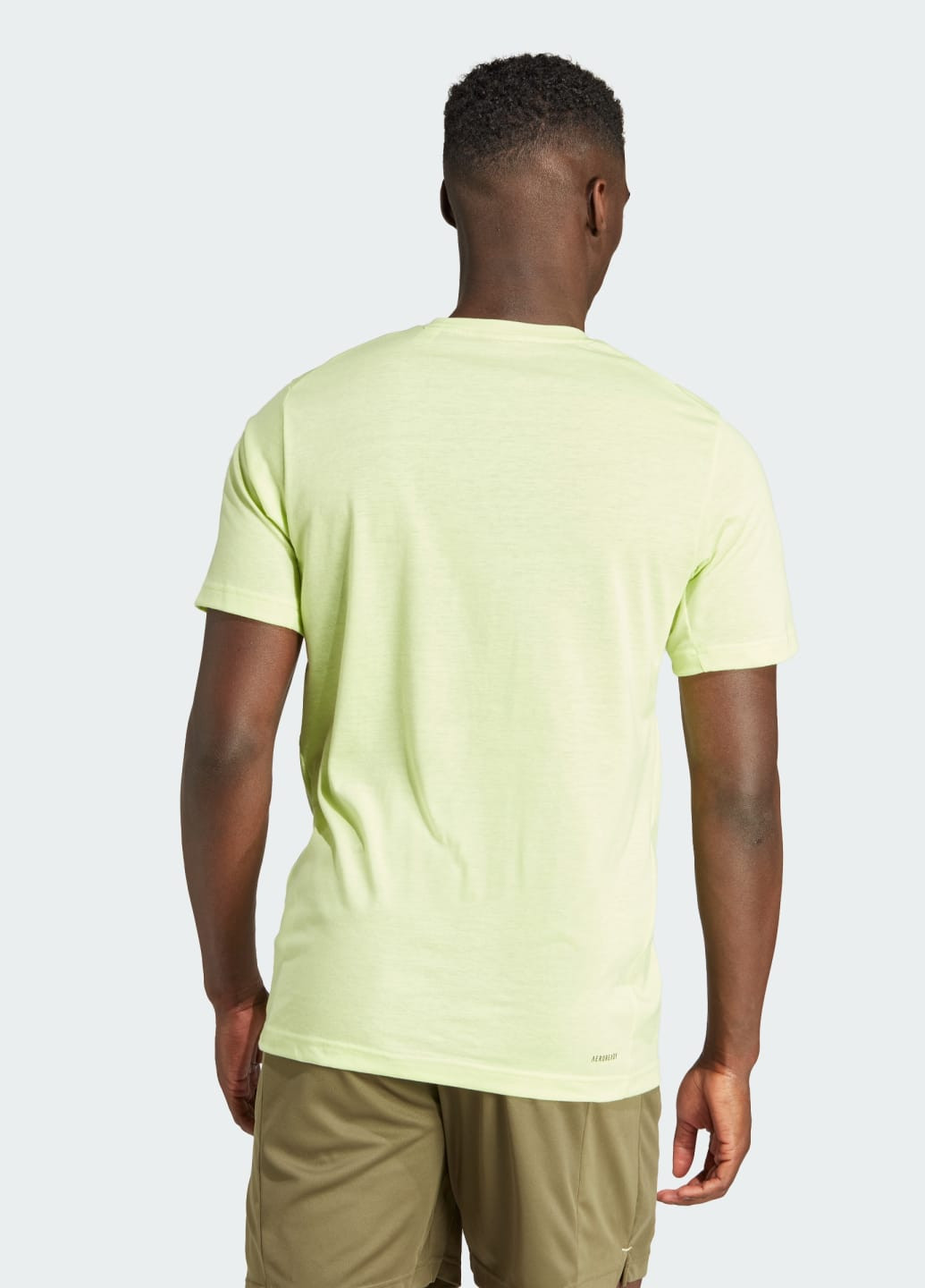 Зелена футболка train essentials seasonal training graphic adidas