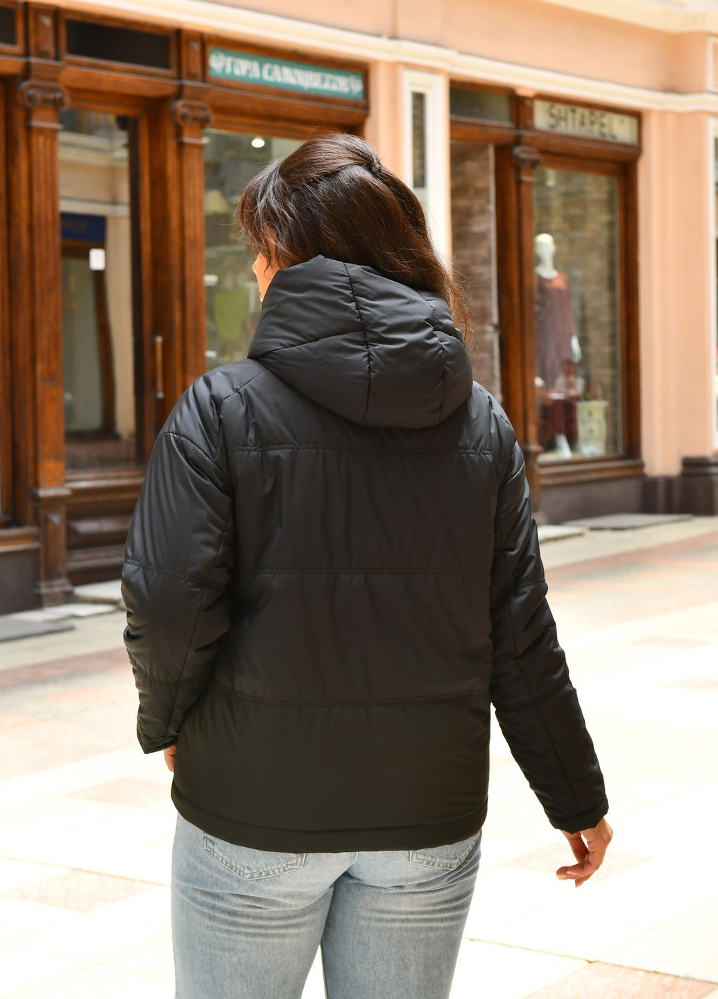 Чорна демісезонна жіноча коротка куртка 517932 Lusskiri