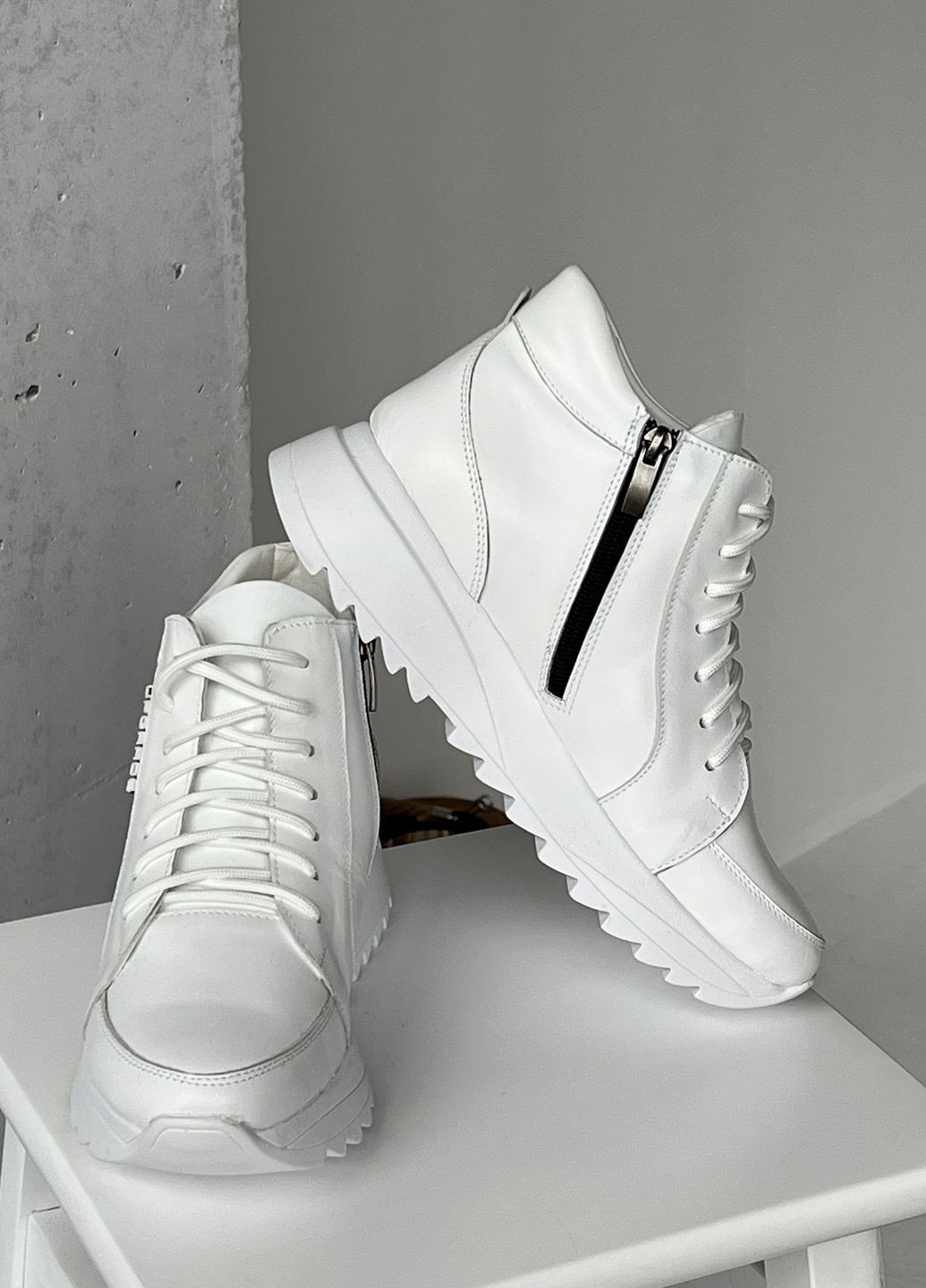 Белые демисезонные комфортные и стильные демисезонные кроссовки из натуральной кожи InFashion Кросівки