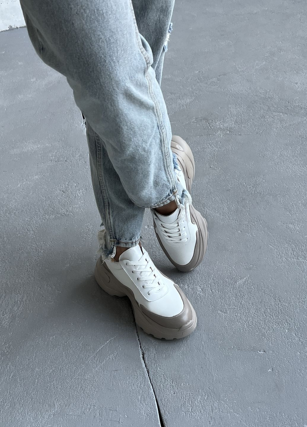 Білі осінні білі кросівки з натуральної шкіри з бежевими вставками на масивній підошві InFashion Кросівки