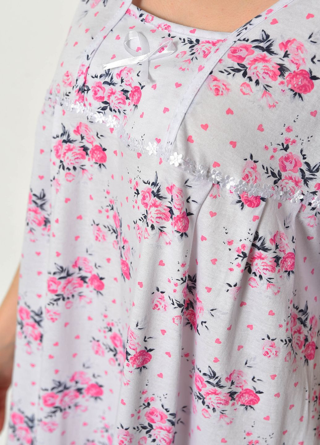 Ночная рубашка женская батальная белого цвета с цветочным принтом Let's Shop (277925636)