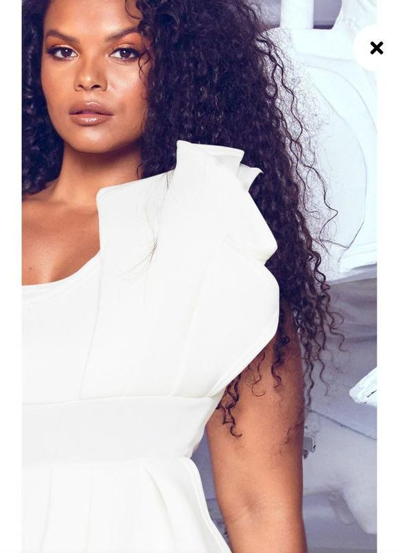 Белое платье меди с бантом PrettyLittleThing