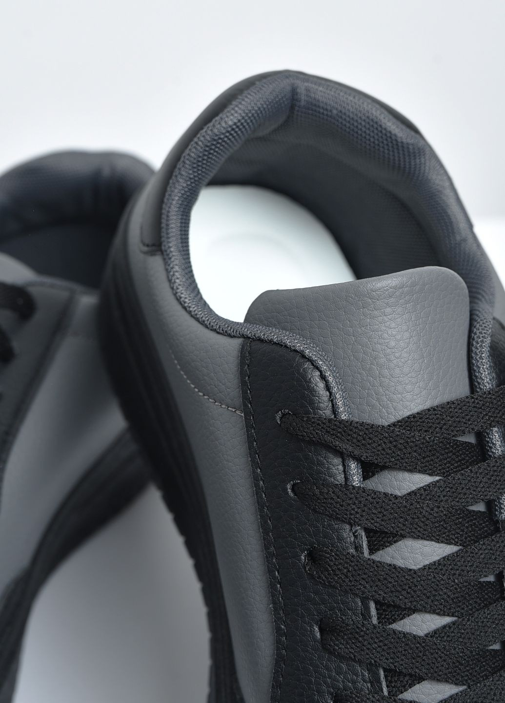Серые демисезонные кроссовки мужские черно-серого цвета на шнуровке Let's Shop