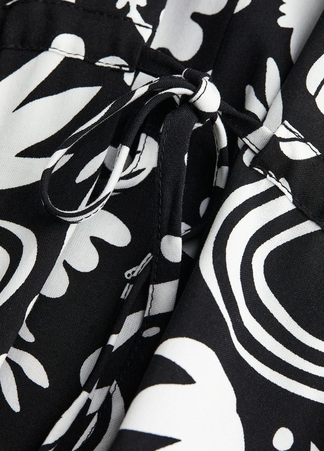 Черно-белое повседневный платье с кулиской H&M с абстрактным узором