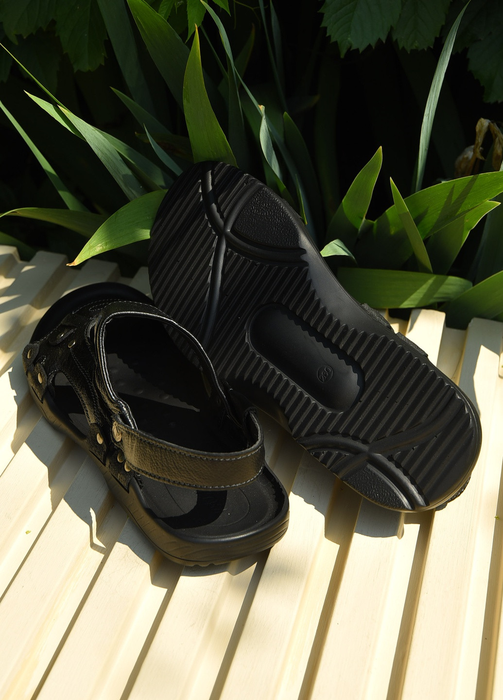 Пляжные сандалии мужские черного цвета Let's Shop на липучке