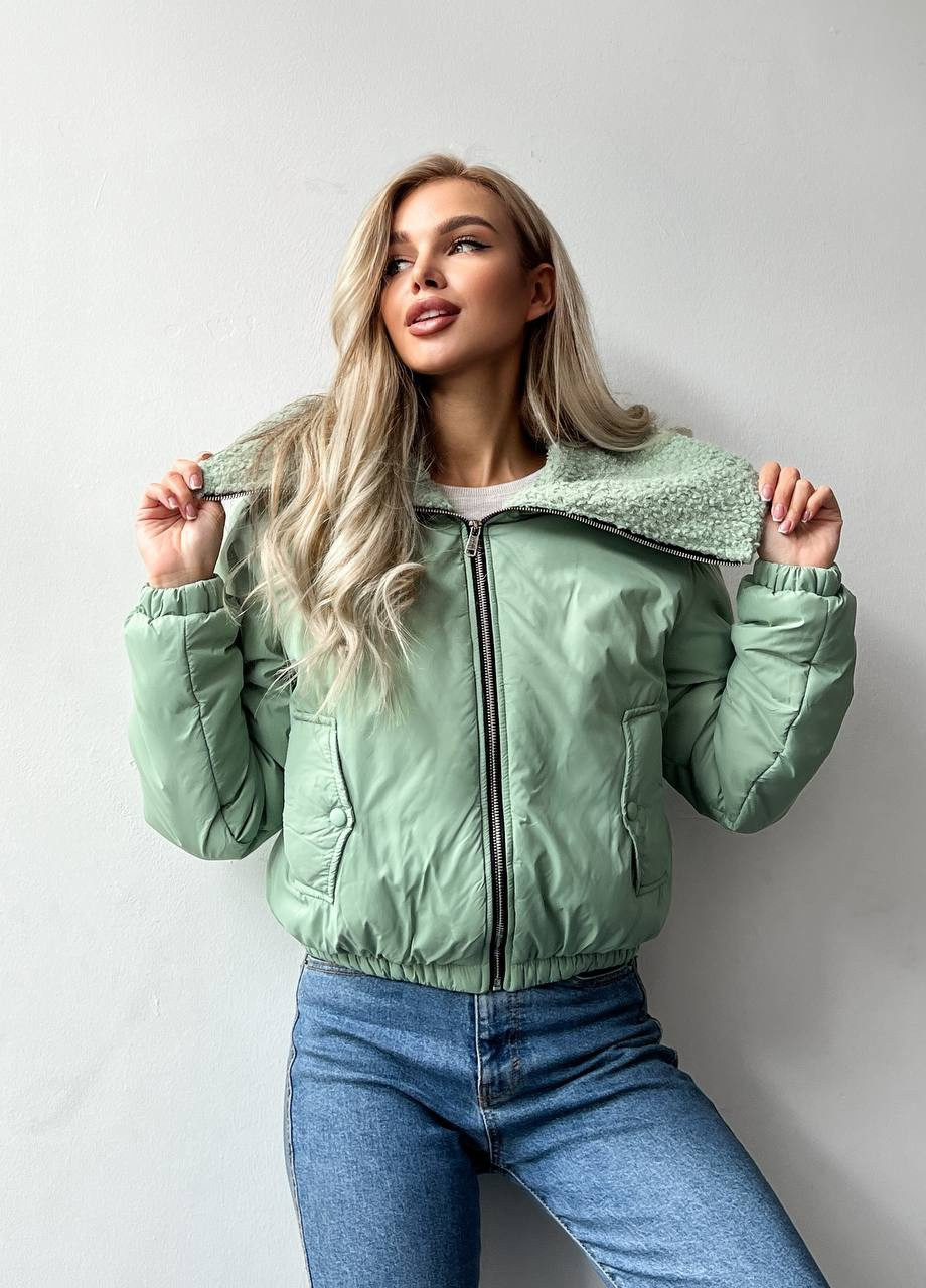 Зеленая женская укороченная курточка оливкового цвета р.42/44 396846 New Trend