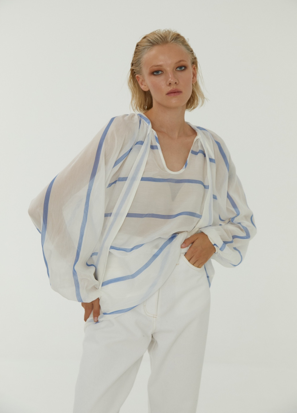 Белая шелковая блуза в голубую полоску Kohai