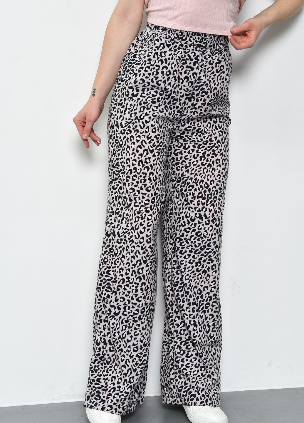 Штаны женские летние бежевого цвета с леопардовым принтом Let's Shop (275094905)