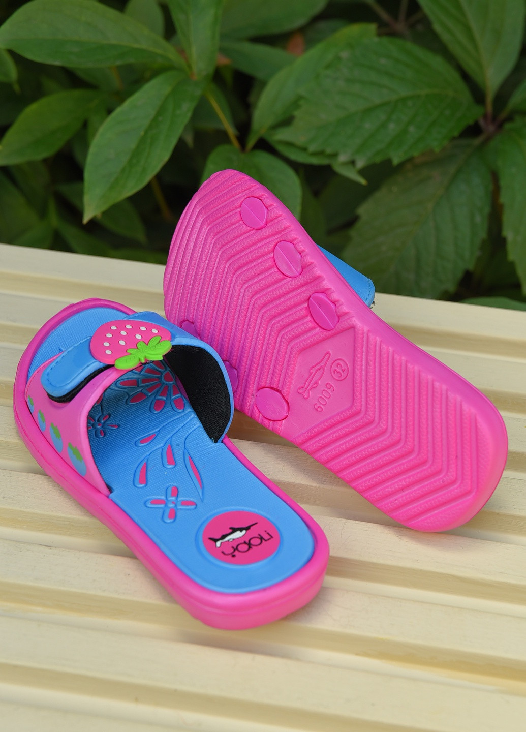 Шлепки детские для девочки розового цвета с клубничкой Let's Shop (259873804)