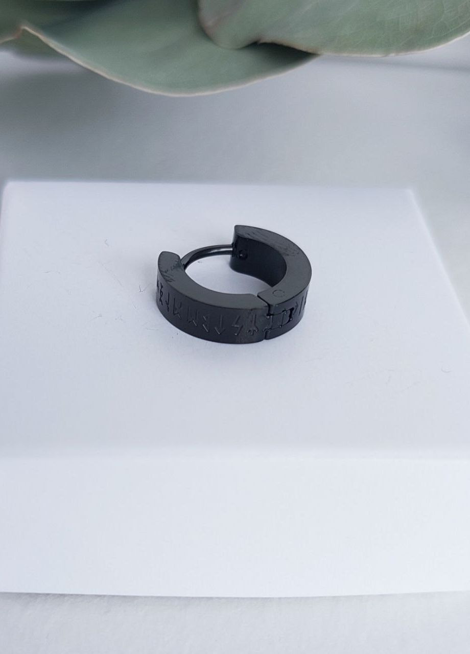 Серьга кольцо из стали с рунами (1 шт) унисекс MK1235 черный DeKolie (260596473)