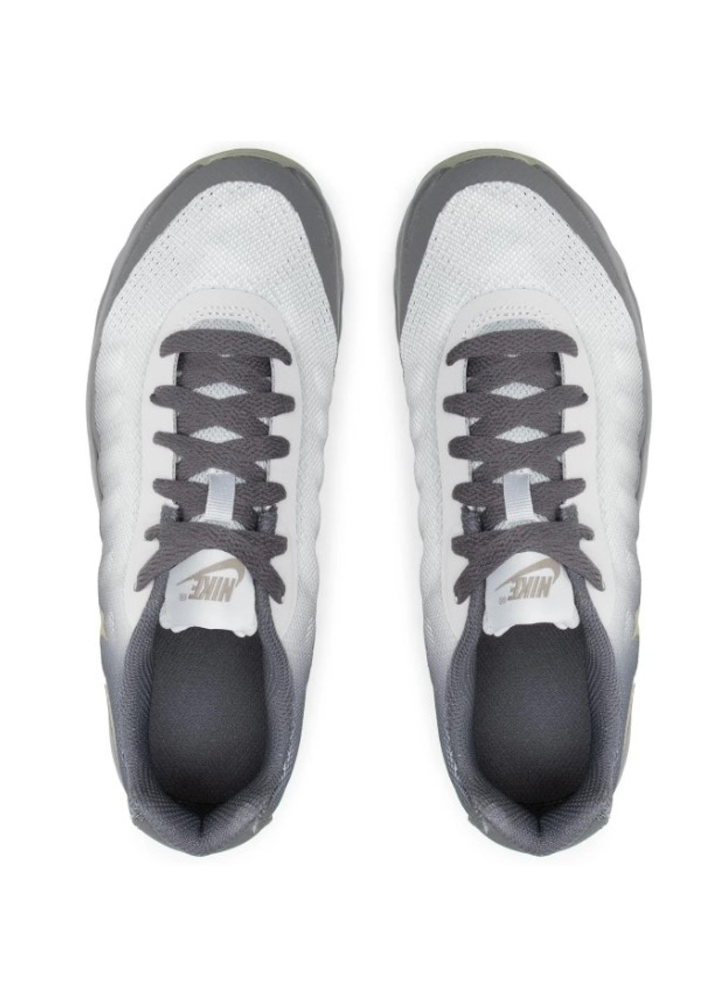 Серые кроссовки Nike