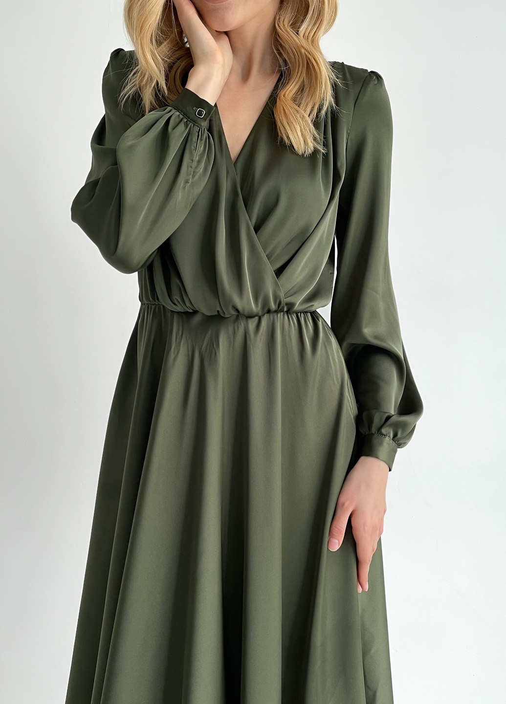 Темно-зеленое праздничный платье с лифом на запах из шелка армани зеленое клеш MORANDI однотонное