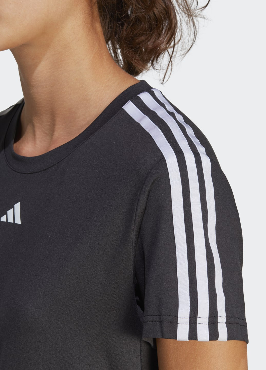 Чорна всесезон футболка aeroready train essentials 3-stripes adidas