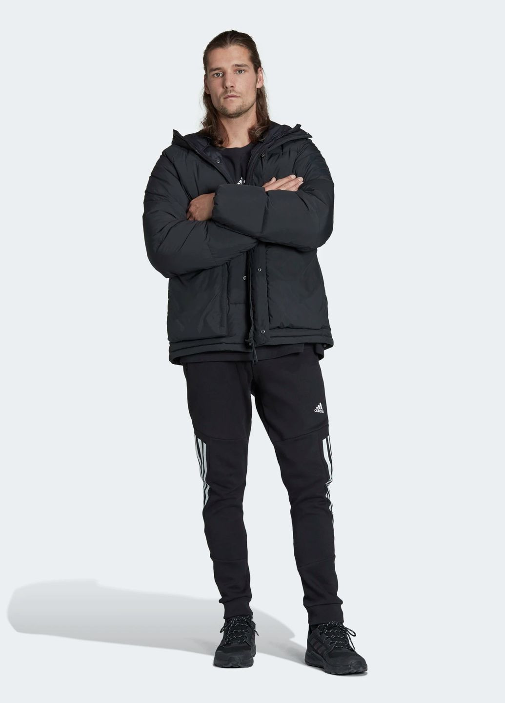 Черная мужская пуховая куртка с капюшоном. adidas Utilitas