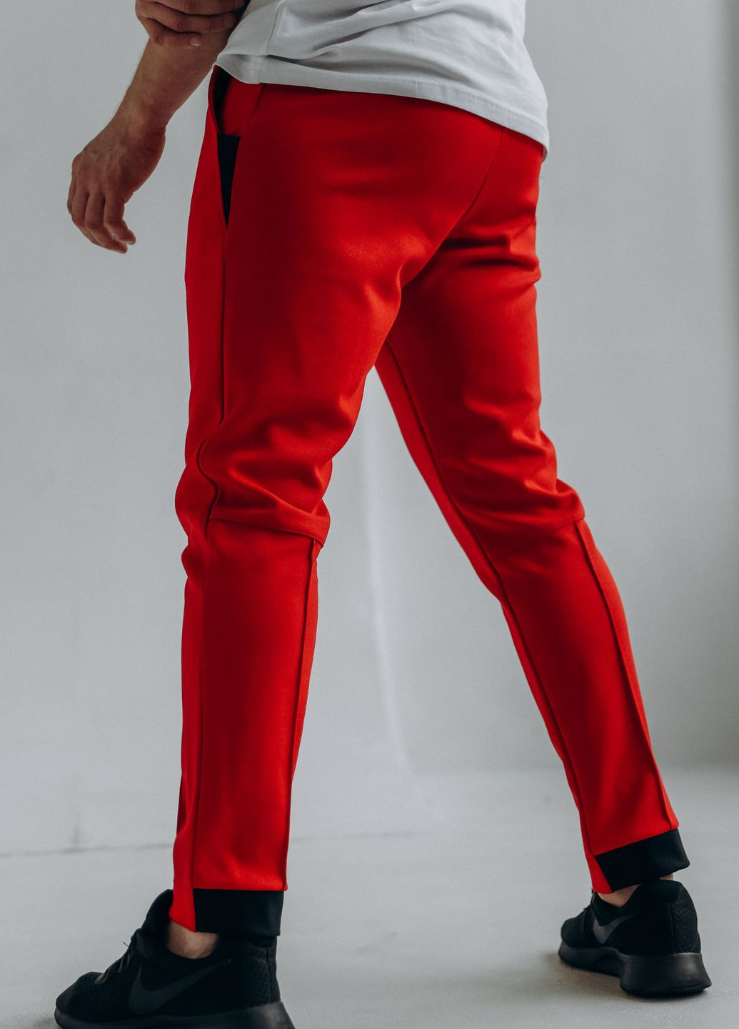 Спортивні штани чоловічі червоного кольору Let's Shop (277925716)