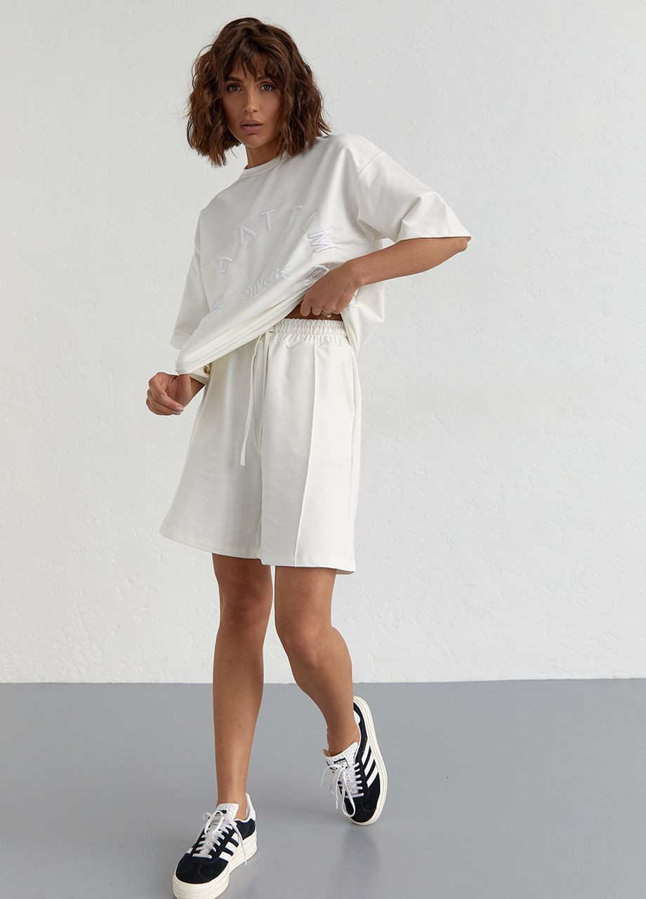 Трикотажний жіночий костюм з шортами та футболкою з вишивкою - білий Lurex (262810068)