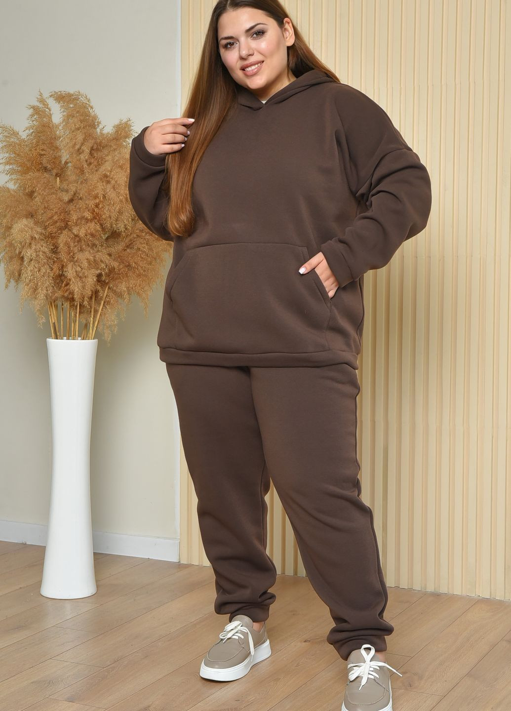 Спортивный костюм женский полубатальный на флисе коричневого цвета Let's Shop (263131385)