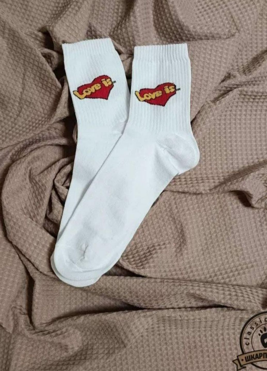 Модні білі високі шкарпетки прикол з принтом Love is No Brand (266914233)