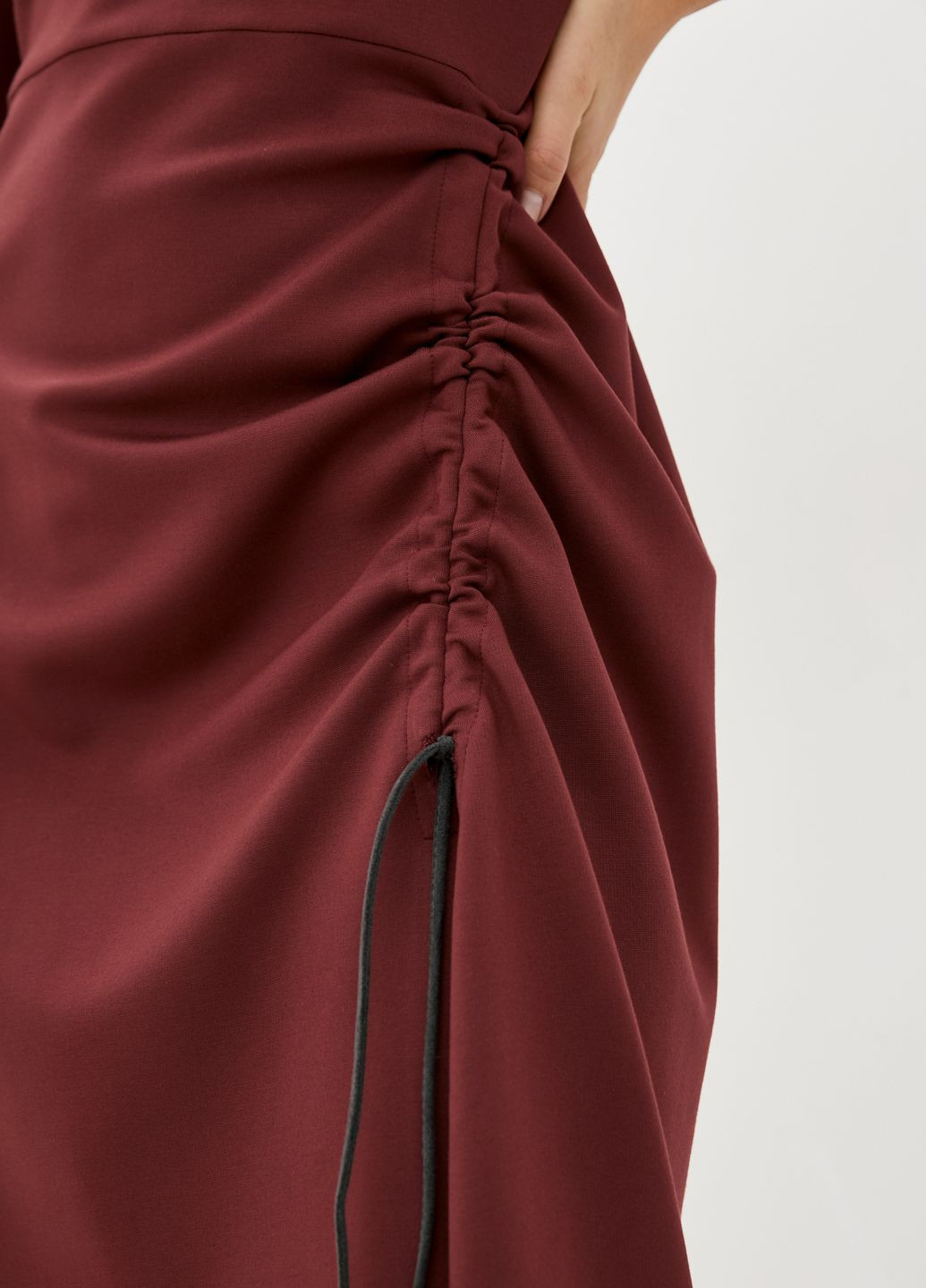 Бордовое деловое платье миди с драпировкой фицровия Dolcedonna однотонное