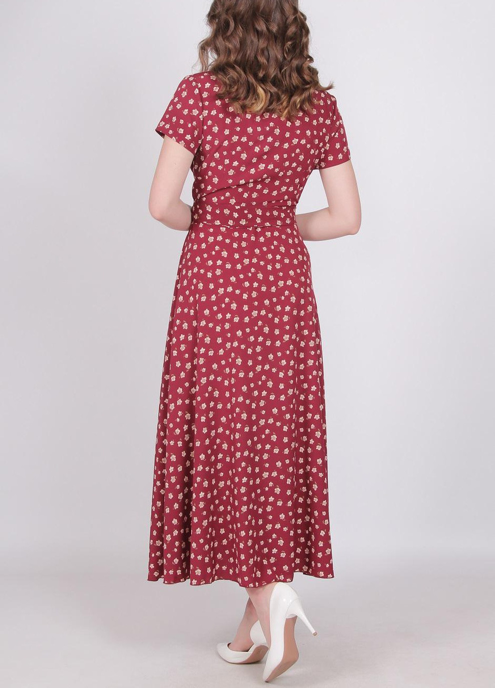 Бордовое кэжуал платье удлиненная женское 121 цветы капучино софт бордовое Актуаль