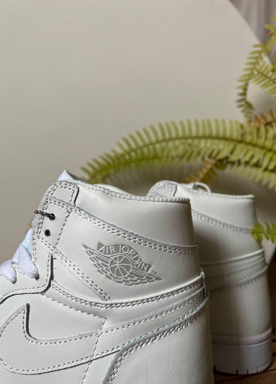 Білі осінні кросівки жіночі Air Jordan