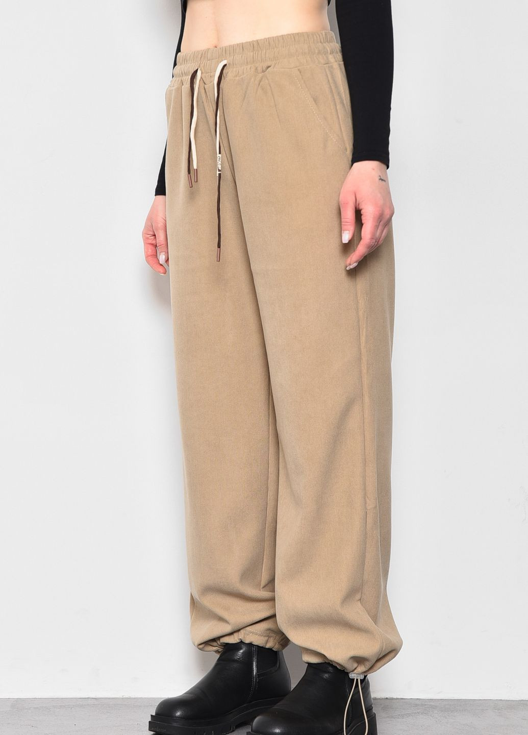 Штаны женские полубатальные расклешенные бежевого цвета Let's Shop (278050405)