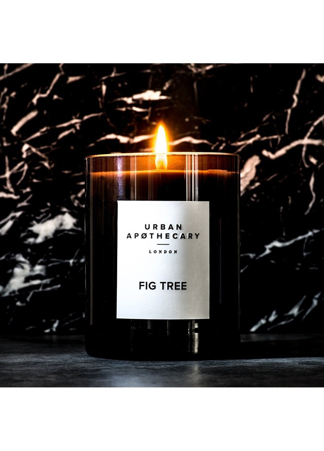 Ароматическая свеча с фруктово-цветочным ароматом и древесными нотами Fig Tree 300 г Urban Apothecary (258334057)
