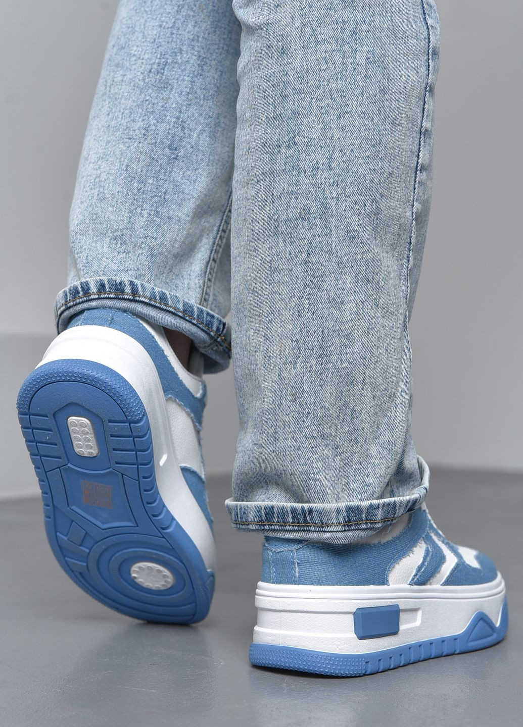 Синие демисезонные кроссовки женские бело-синего цвета на шнуровке Let's Shop