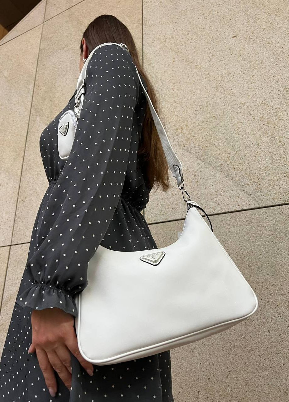 Нейлонова сумочка з лого Prada Big Re-Edition 2005 White Vakko (260796650)