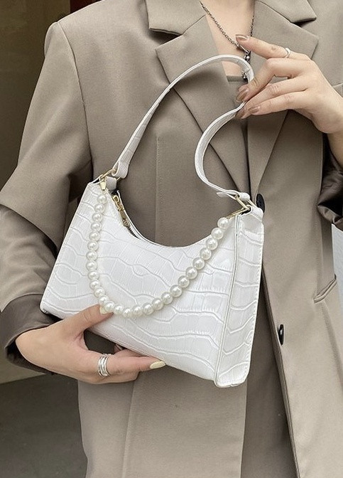 Жіноча маленька сумка рептилія багет крокодиляча шкіра з перлинами біла No Brand (259473655)