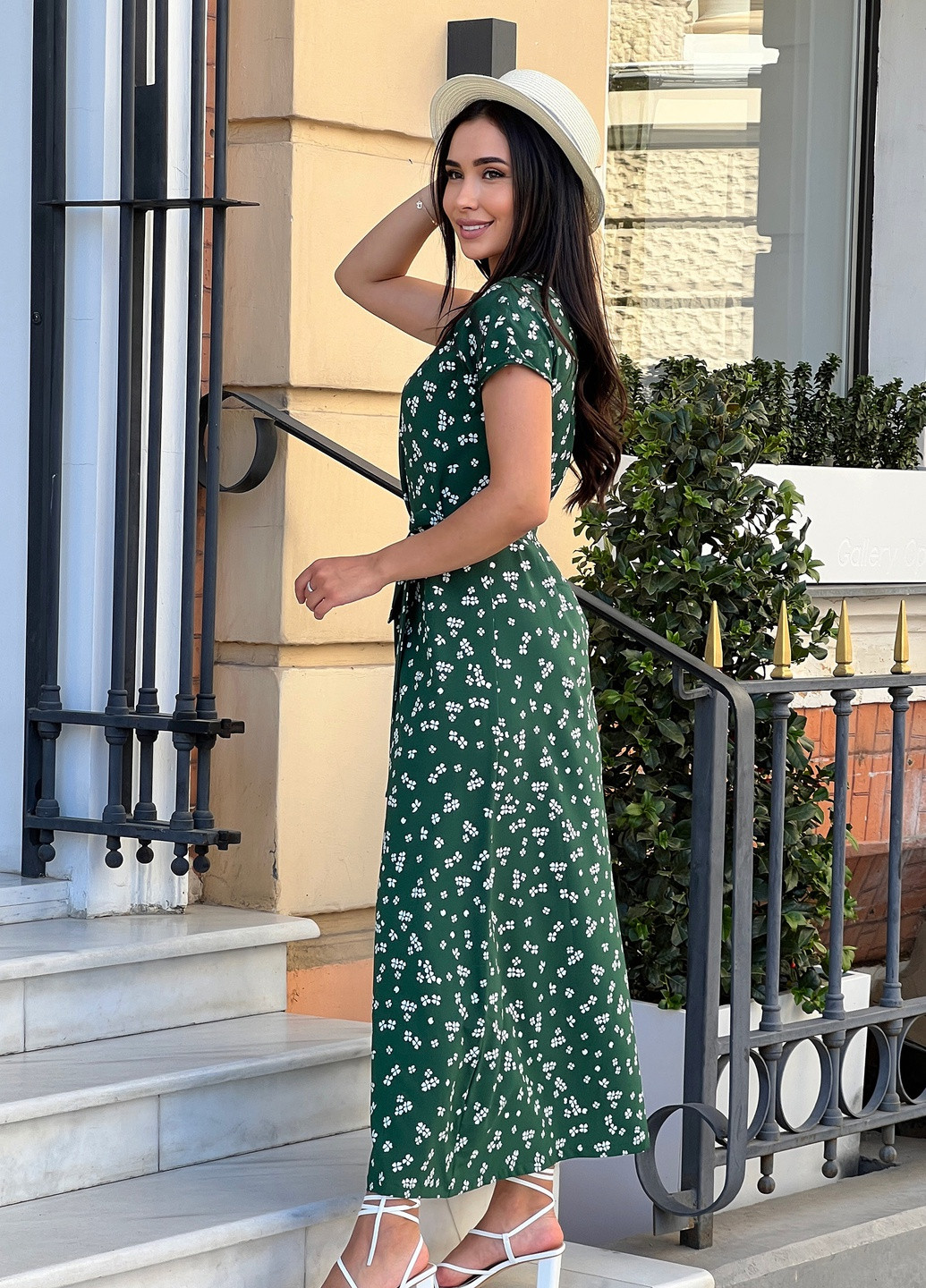 Зеленое кэжуал легкое длинное платье сделано из удобного софта в нежный принт а-силуэт INNOE с цветочным принтом