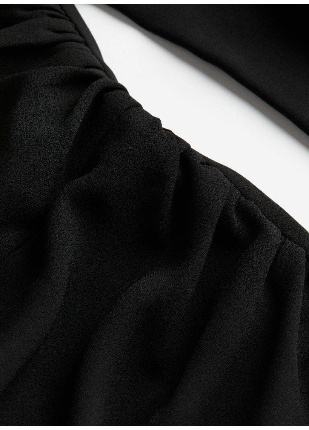 Черное коктейльное женское платье плиссе с перекрестком н&м (56422) xs черное H&M