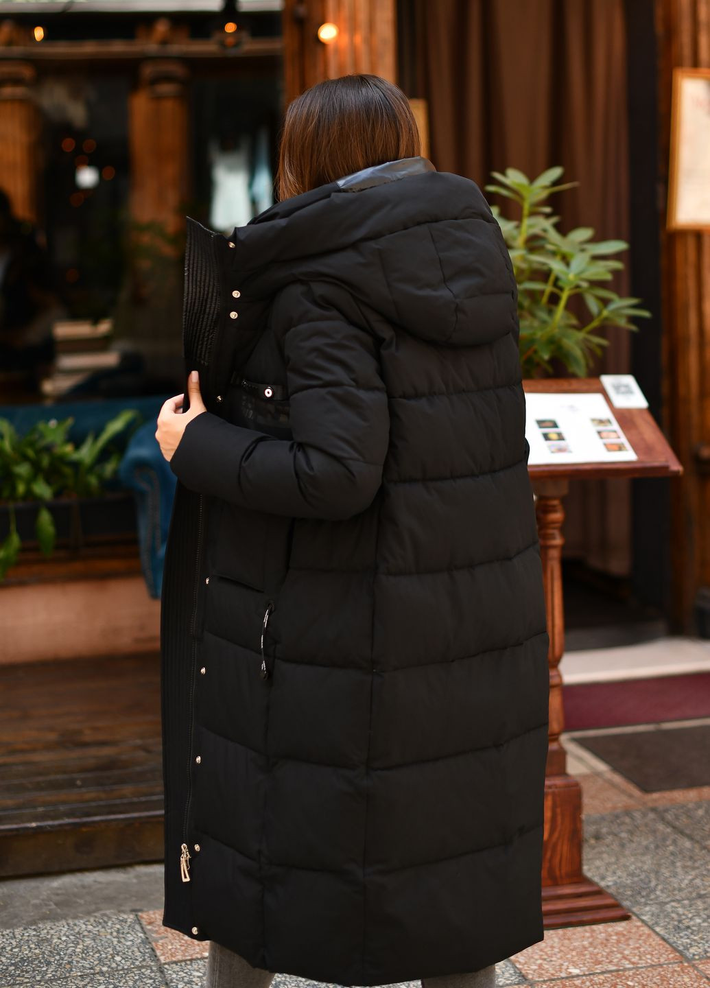 Черная зимняя женское длинное зимнее пальто черное 77142 Hadavoee