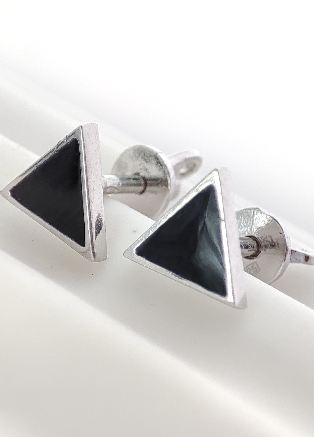 Серебряные серьги с черной эмалью треугольник 925 проба UMAX (258493378)
