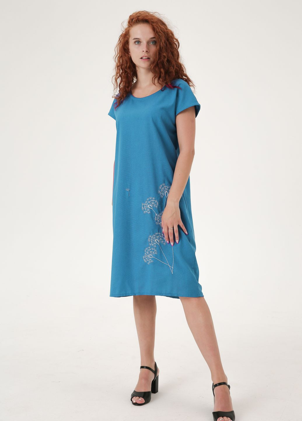 Бирюзовое кэжуал изысканное льняное платье прямого кроя декорировано вышивкой "одуванчики" INNOE однотонное
