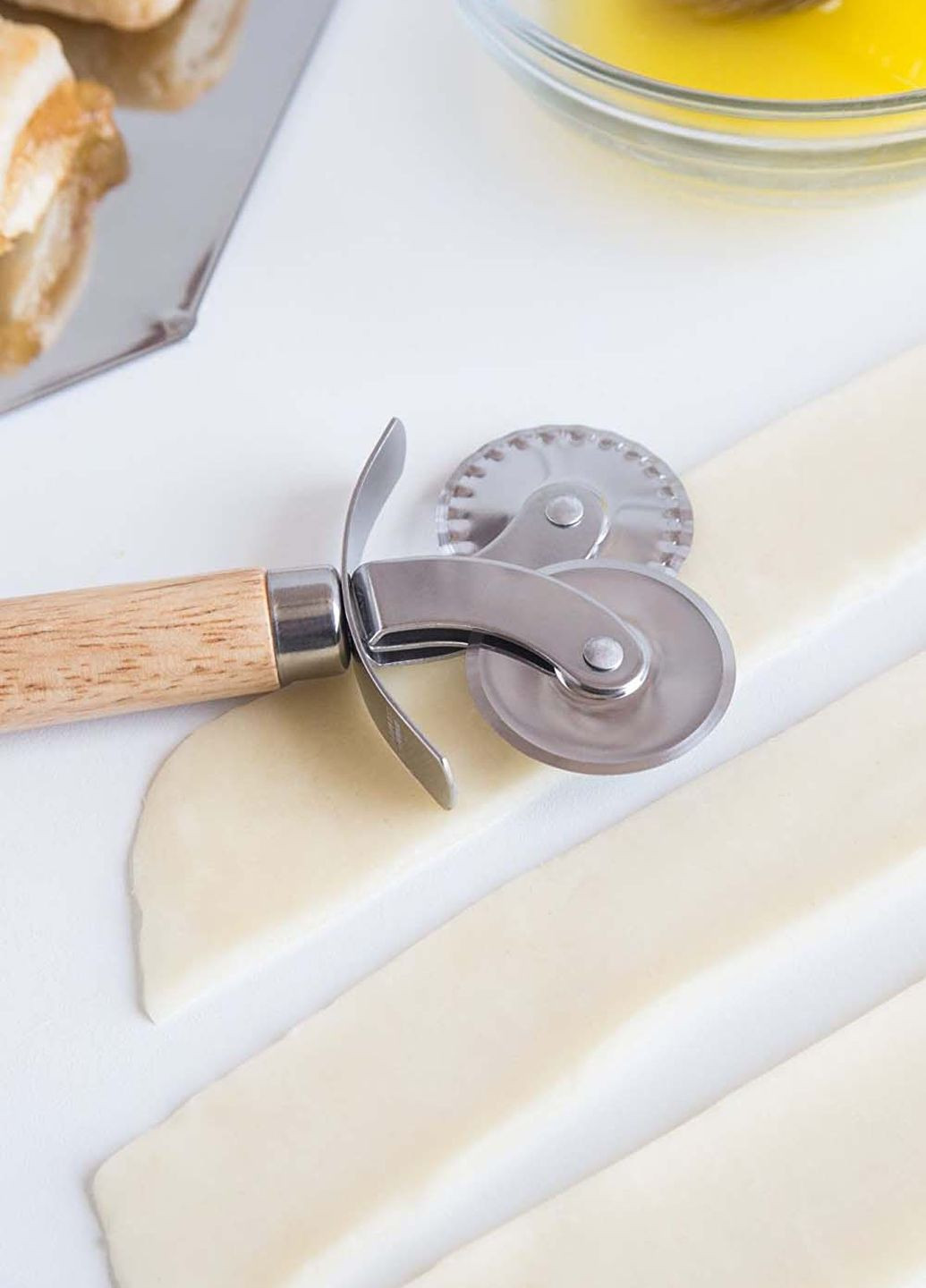 Колесо кулінарне ніж для піци та тіста подвійний з дерев'яною ручкою Kitchen Master (261244996)