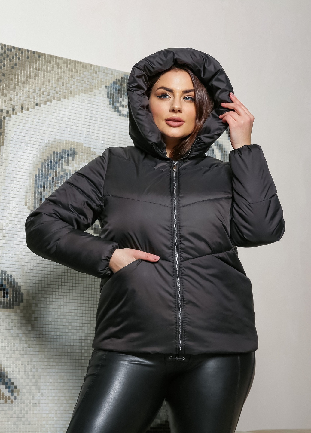 Черная демисезонная женская куртка весенняя большого размера SK