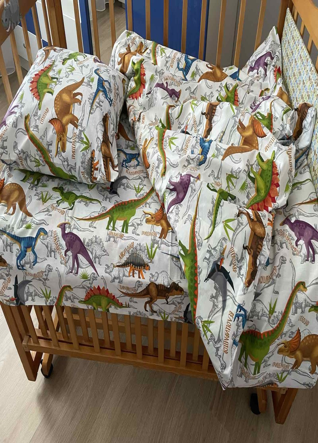 Комплект постельного белья бязь для детской кроватки Динозавр 140х110 белый No Brand (267330806)