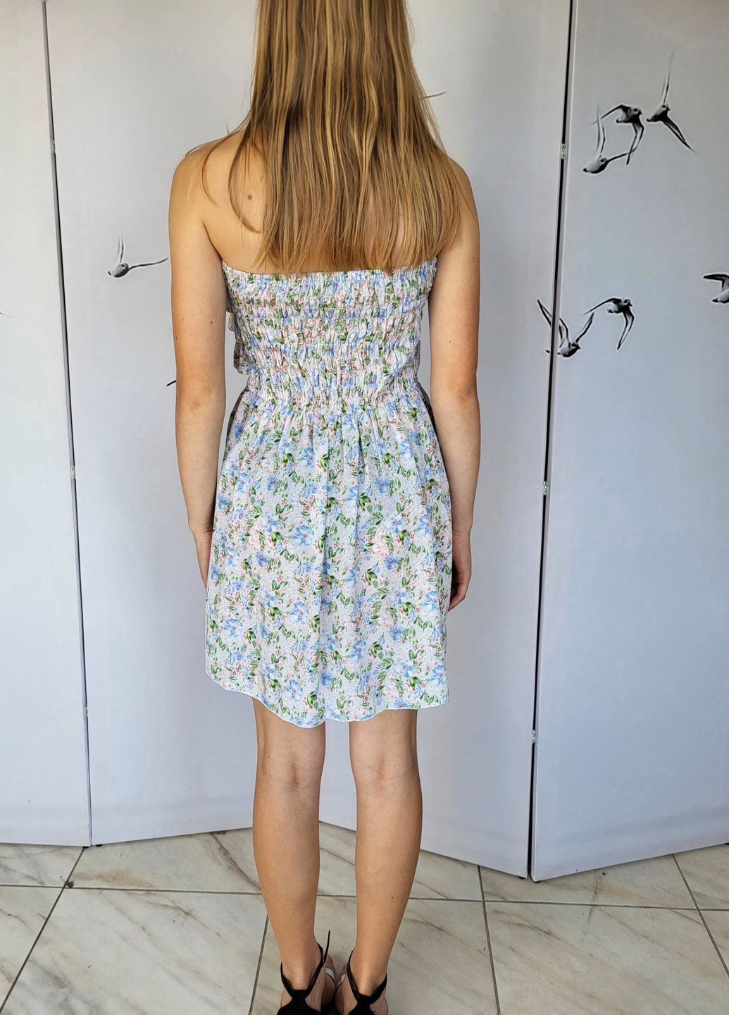 Белое повседневный женское мини платье бандо с рюшами в цветы белое бандо Boohoo с цветочным принтом