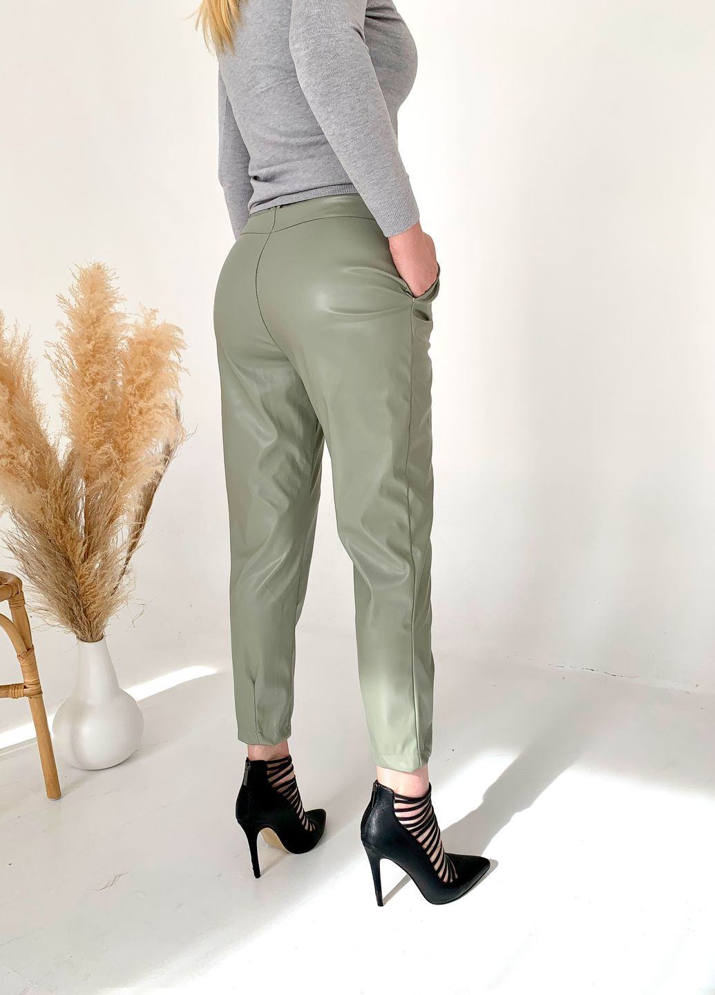Фисташковые классические демисезонные укороченные, классические, прямые, зауженные брюки Jolie