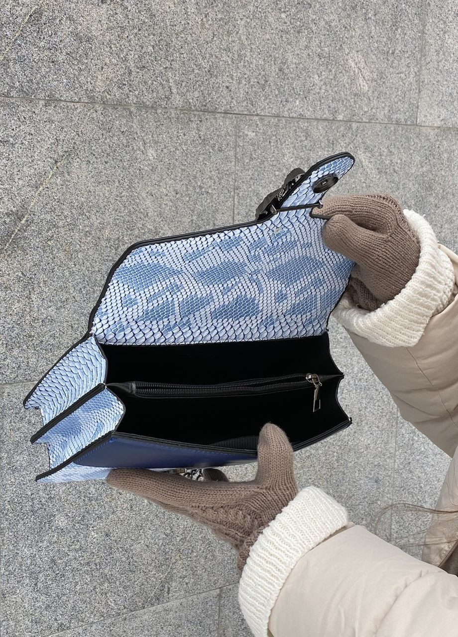 Жіноча класична сумка крос-боді рептилія з залізною підковою блакитна синя No Brand (276324209)