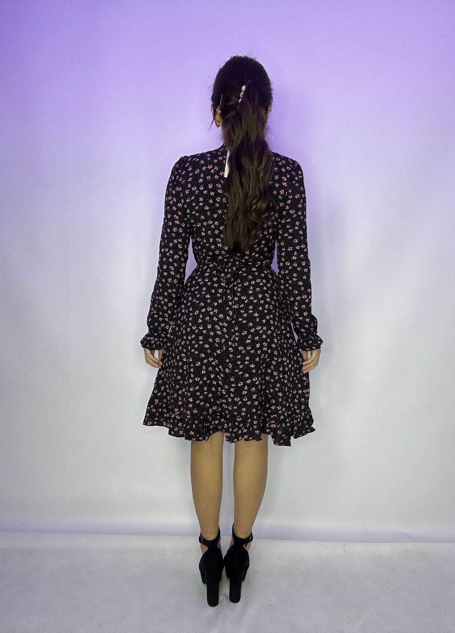 Черное повседневный, кэжуал молодежное стильное платье на запах на запах InFashion с цветочным принтом