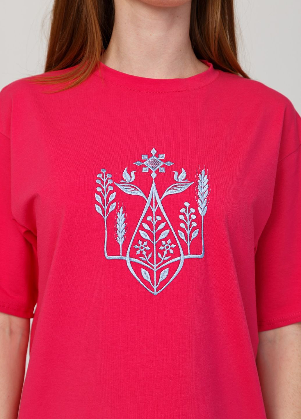 Женская футболка оверсайз с вышивкой "Тризуб Берегиня" Цвет малиновый Мальви - (260031942)