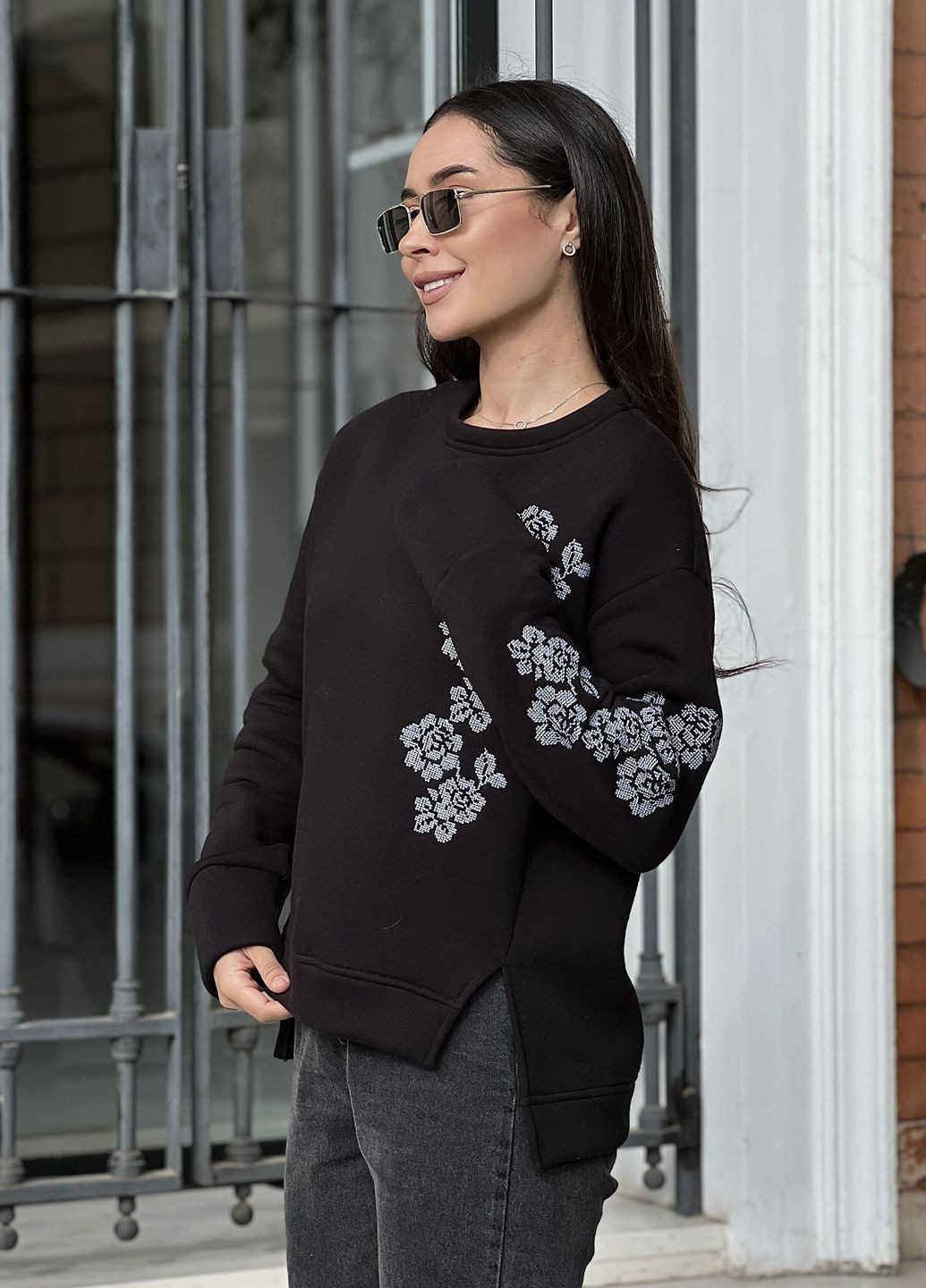 Стильный и изысканный женский свитшот, декорированный вышивкой INNOE - Свободный крой однотонный черный кэжуал трикотаж - (266625841)