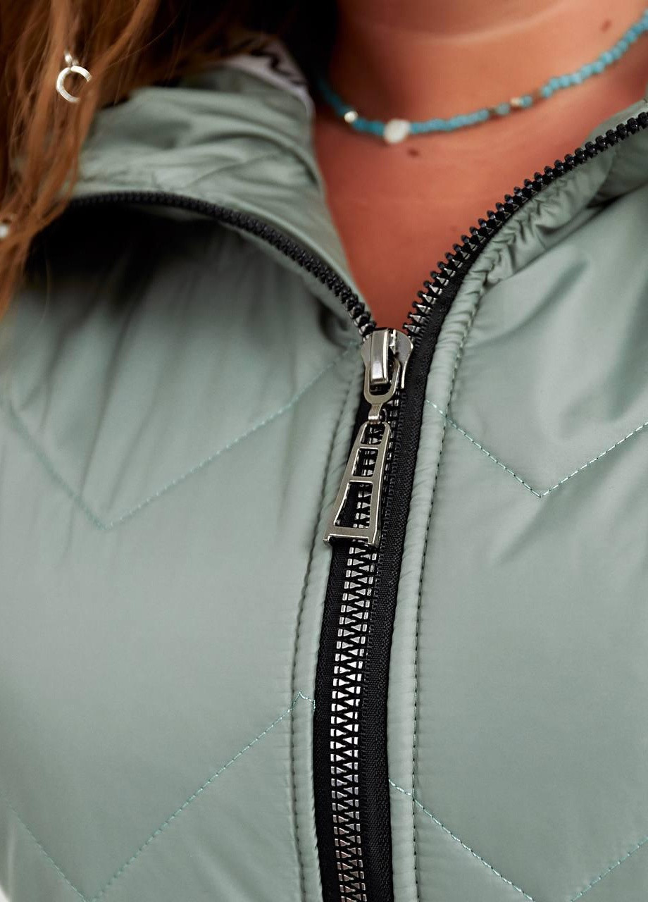 Женская жилетка с накладными карманами оливкового цвета р.48/50 322711 New Trend (258925932)