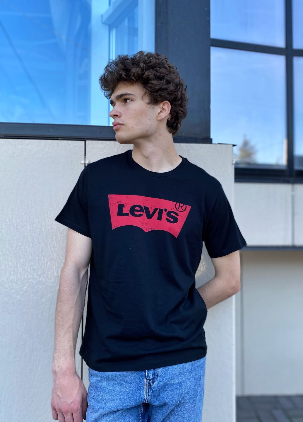 Черная футболка Levi's
