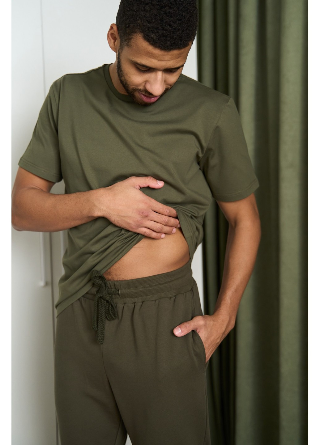 Піжама чоловіча COTTON BASIC футболка + штани прямі хакі Handy Wear (278076148)