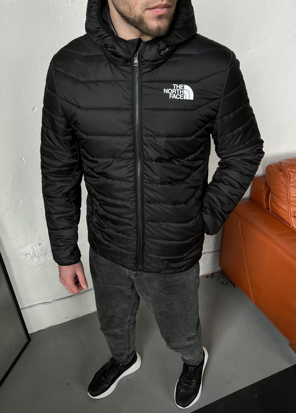 Чорна демісезонна коротка демісезонна куртка з лого Vakko