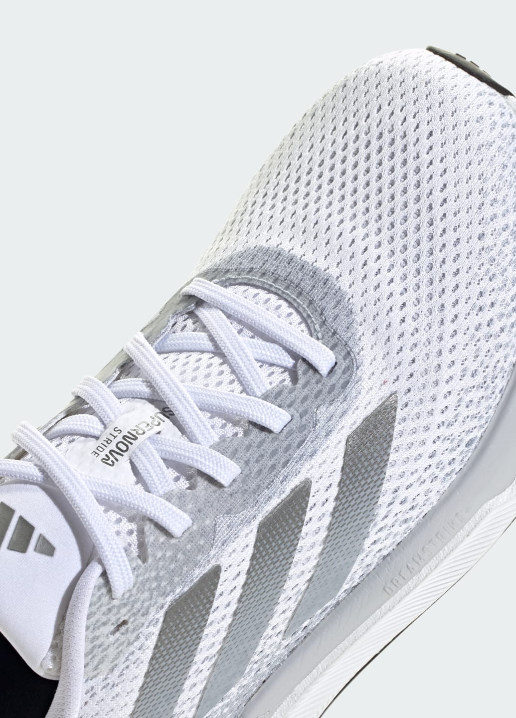 Білі всесезонні кросівки supernova stride adidas